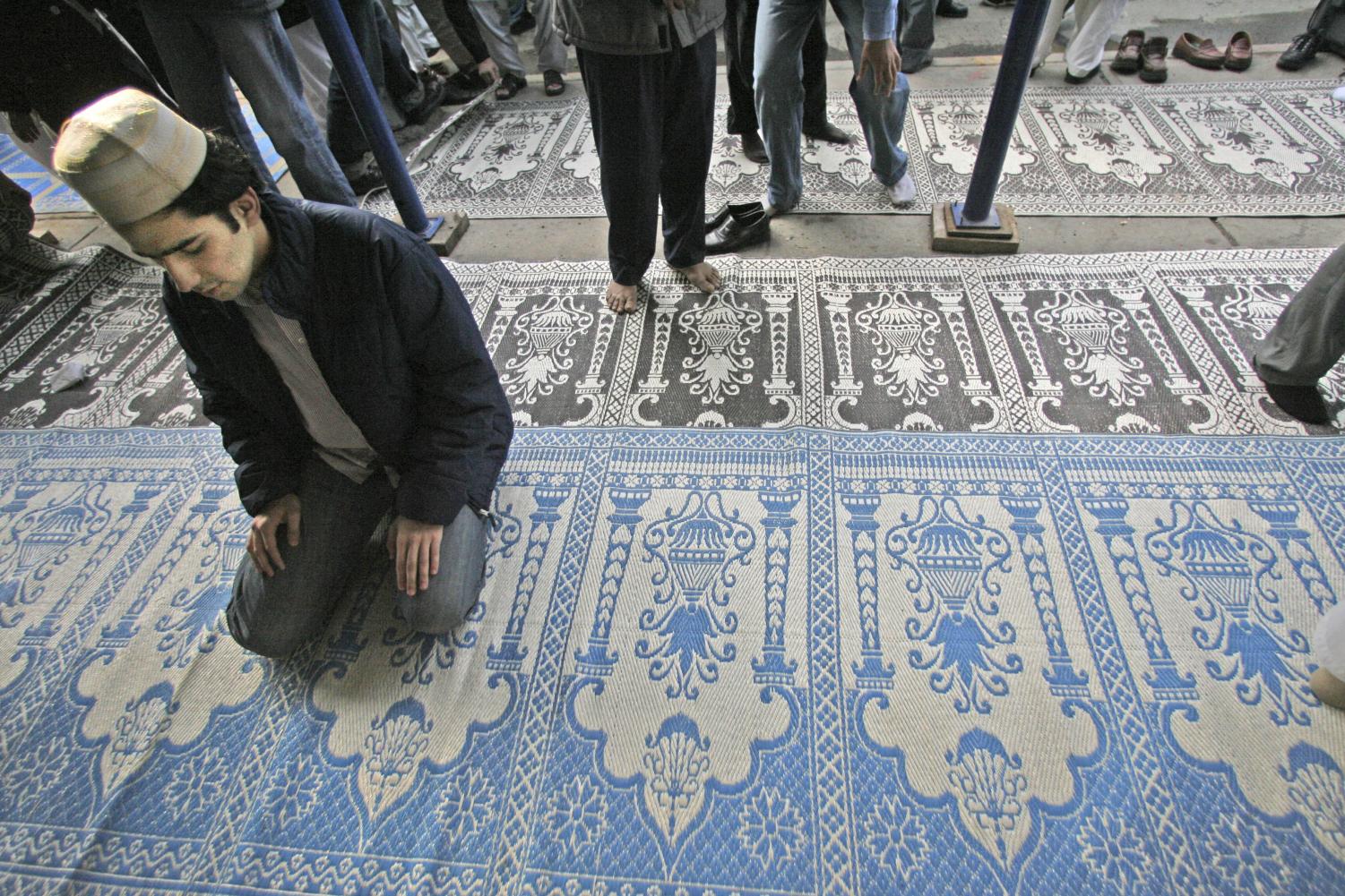 A man prays outside the Makki mosque during a prayer service for assassinated former Prime Minister Benazir Bhutto Friday, Dec. 28, 2007, in the Brooklyn borough of New York. Bhutto was assassinated Thursday in Rawalpindi, Pakistan, by an attacker who shot her after a campaign rally and then blew himself up. (AP Photo)