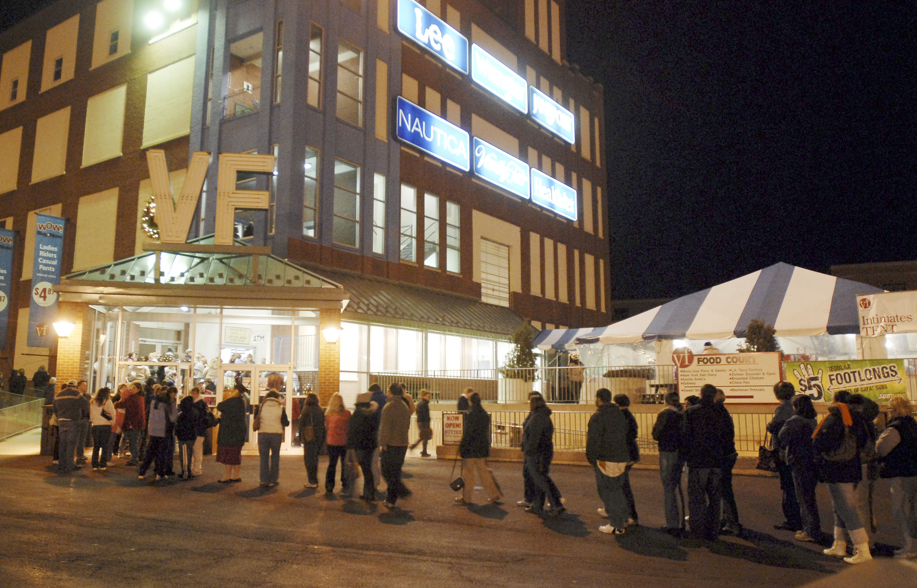 A long line of holiday shoppers queue up for the 12:01 a.m. for the early opening of the Vanity Fair Outlet stores for Black Friday sales November 28, 2008 in Reading, Pa. (AP Photos/Bradley C Bower)


 Photo by Bradley C. Bower
