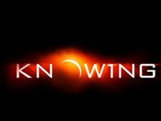 'Knowing', by Alex Proyas, is an action film that begins with the opening of a time capsule that has been dug and in it one paper reveals accurate and chilling secrets.