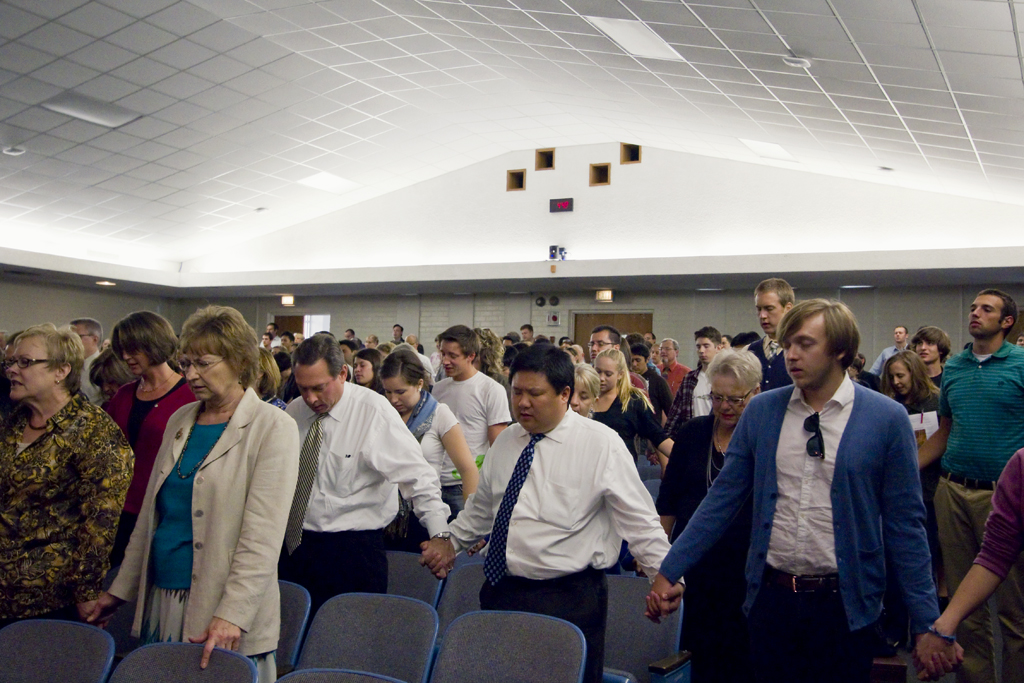 The Biola community takes a moment to pray the Lord’s Prayer as a sign of togetherness after hearing President Barry Corey’s announcement about the Jesus mural. Corey decided that the mural will stay a part of Biola’s campus in addition to the continuation of racial sensitivity discussions. Job Ang/ The Chimes