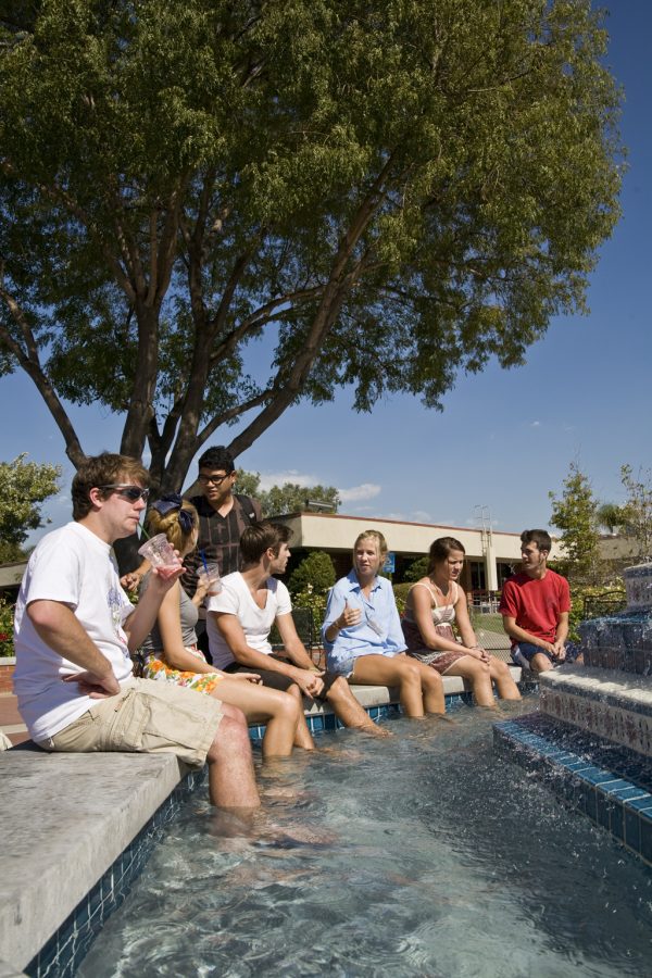 Biola students found ways to cope with the hot temperatures on Monday afternoon. Los Angeles experienced a new record high of 113 degrees, the hottest since record began in 1877. Kelsey Heng/ The Chimes