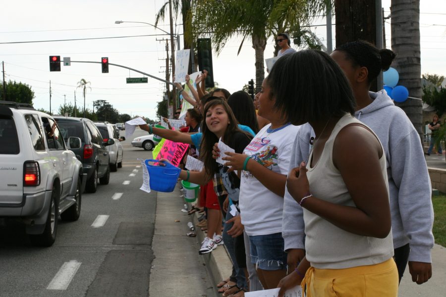 Students+from+John+F.+Kennedy+High+School+advertise+the+carwash+fundraiser+for+recently+deceased+student+Sydney+Ramirez+and+take+donations+from+passing+drivers+on+Walker+Street.+ADAM+LORONA%2FThe+Chimes