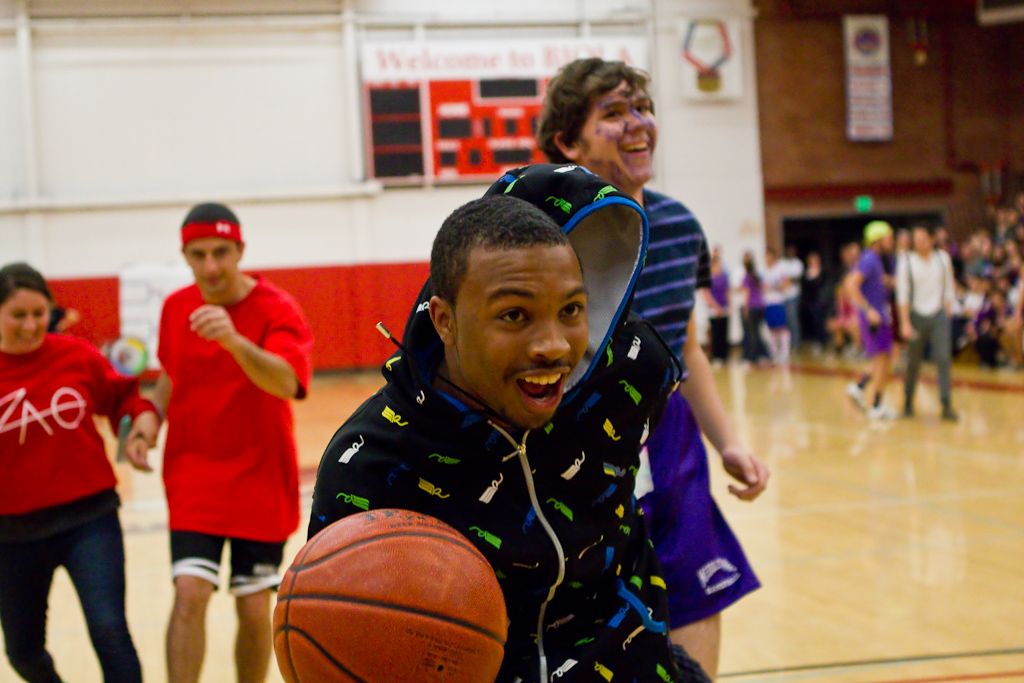 Senior D'Shawn Bladen competes in a mini-game for the off-campus commuters on Sunday, February 20, 2011. | Job Ang/THE CHIMES