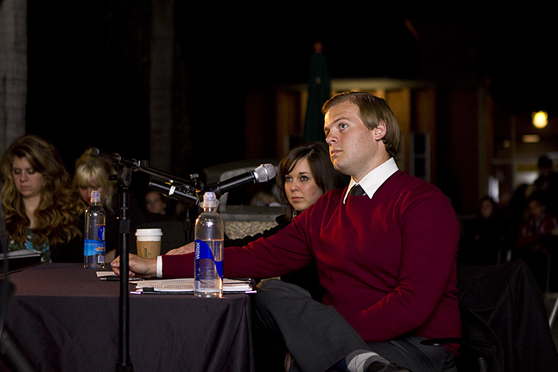 Moderator Corey VanHuystee and current AS President Lizzie Neely led the campaigning teams in a series of questions at Tuesday nights debate. | Job Ang/THE CHIMES