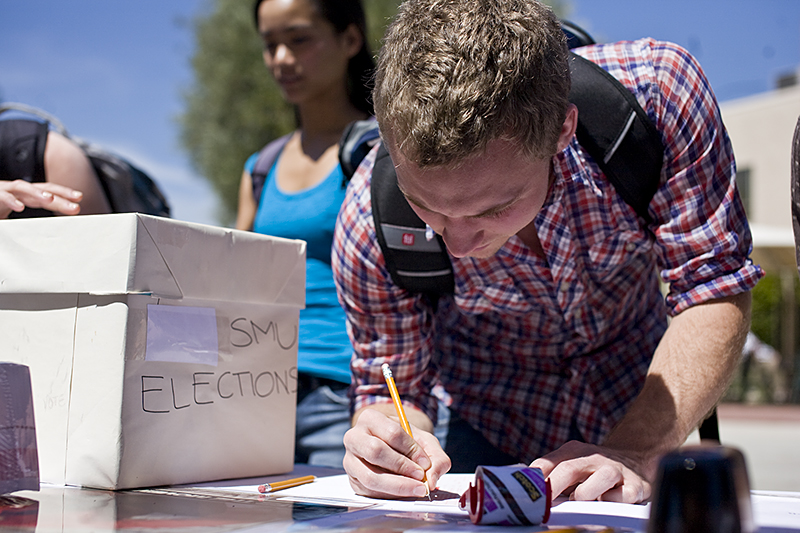 Nate Hocking stops by the voting table to place a re-vote for SMU President Wednesday afternoon. After elections earlier this week, candidates Juniors Chris Johnson and Thilini De Visser were left to have a run-off to decide majority vote.  | Kelsey Heng/THE CHIMES