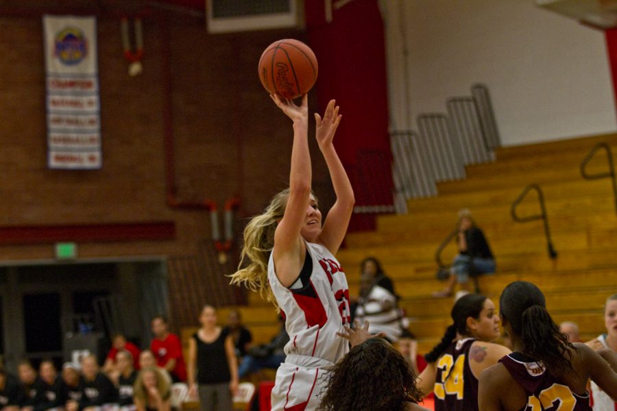 Biola+womens+basketball+defeated+California+State+Dominguez+Hills+concluding+at+54-41+on+Nov.+17%2C+2011.+%7C+Tyler+Otte%2FTHE+CHIMES