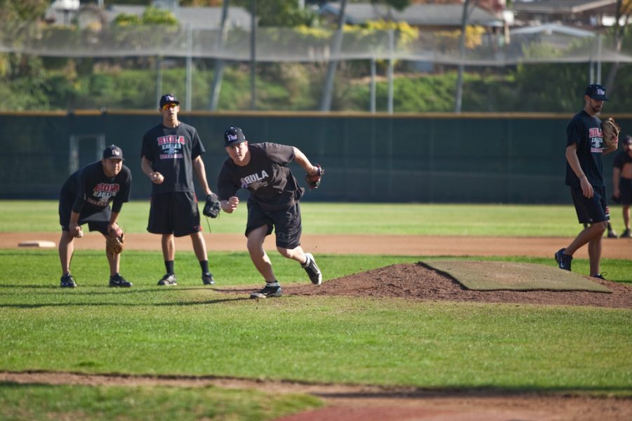 From left, juniors Jonathan Cade, Chris Baek and Kevin Ryan take part in fielding drills on Nov. 30 as part of offseason training. | Job Ang/THE CHIMES