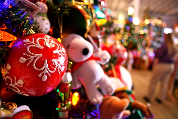 As part of the Christmas Craft fair, visitors can view the Knotts Christmas tree, which is decorated with Snoopy and Charlie Brown inspired ornaments. | Amber Amaya/The Chimes 