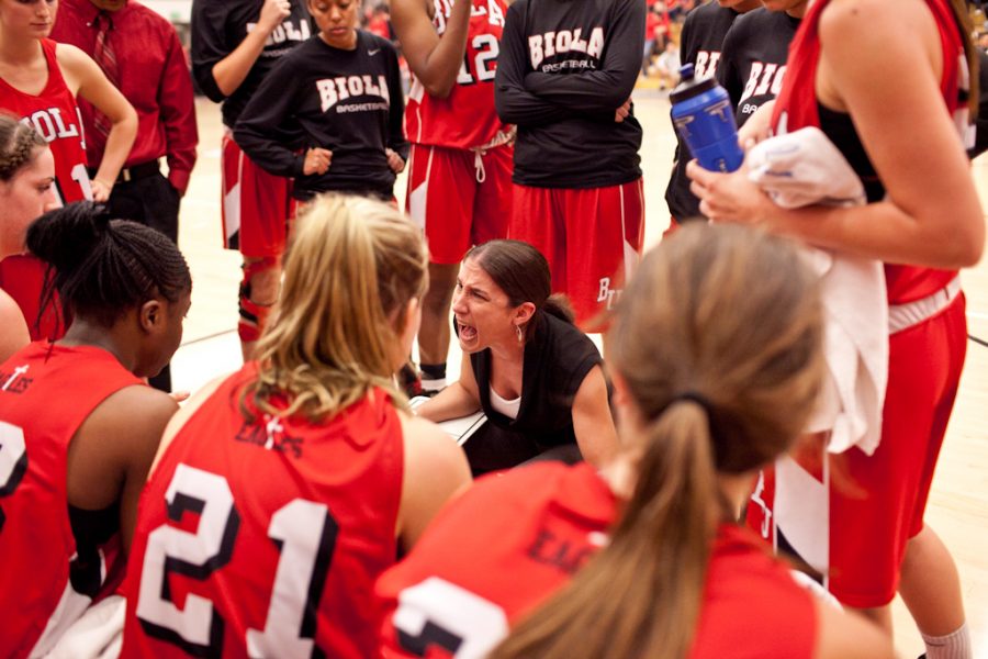 Head coach Bethany Miller talks strategy with her team. | Job Ang/THE CHIMES