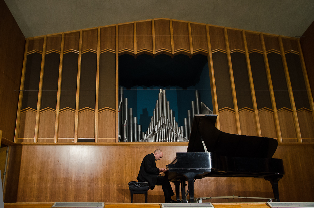 For the Year of the Arts, pianist Paul Barnes performed a musical tribute called “Retrospective on Philip Glass” on March 21, 2012. | Jessica Lindner/THE CHIMES