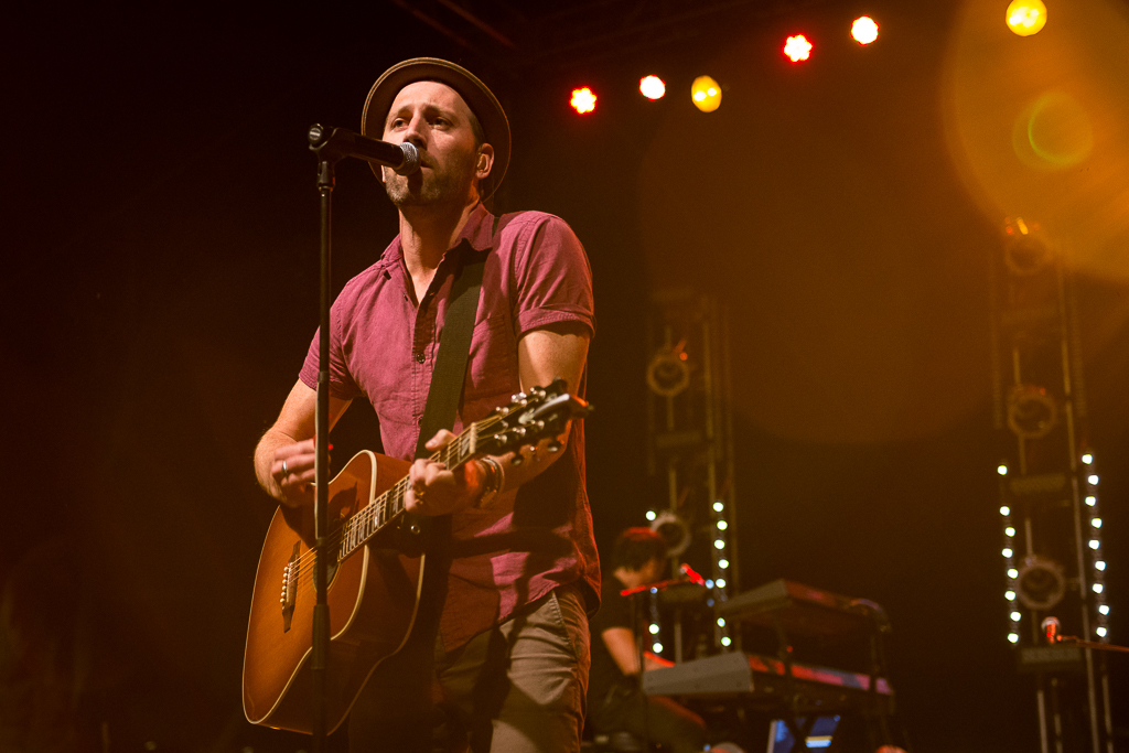 With an intricate light show behind him, Mat Kearney performs hits from the "Young Love" album. | Olivia Blinn/THE CHIMES