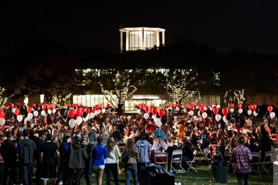 On Sunday night, current and prospective students eat dinner together on Metzger lawn. | Grant Walter/THE CHIMES