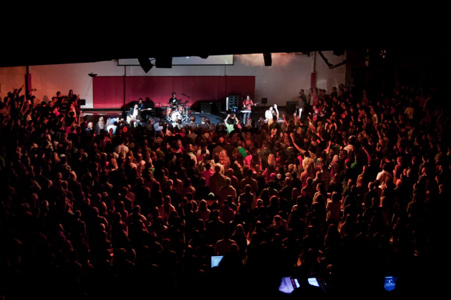 Current and prospective students gather together in the gym for Singspiration. | Grant Walter/THE CHIMES