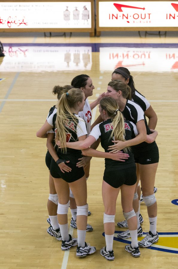 The starting six huddle together before beginning game #2 against UC San Marcos during the Vanguard tournament on September 13. | Rachelle Cihonski/THE CHIMES