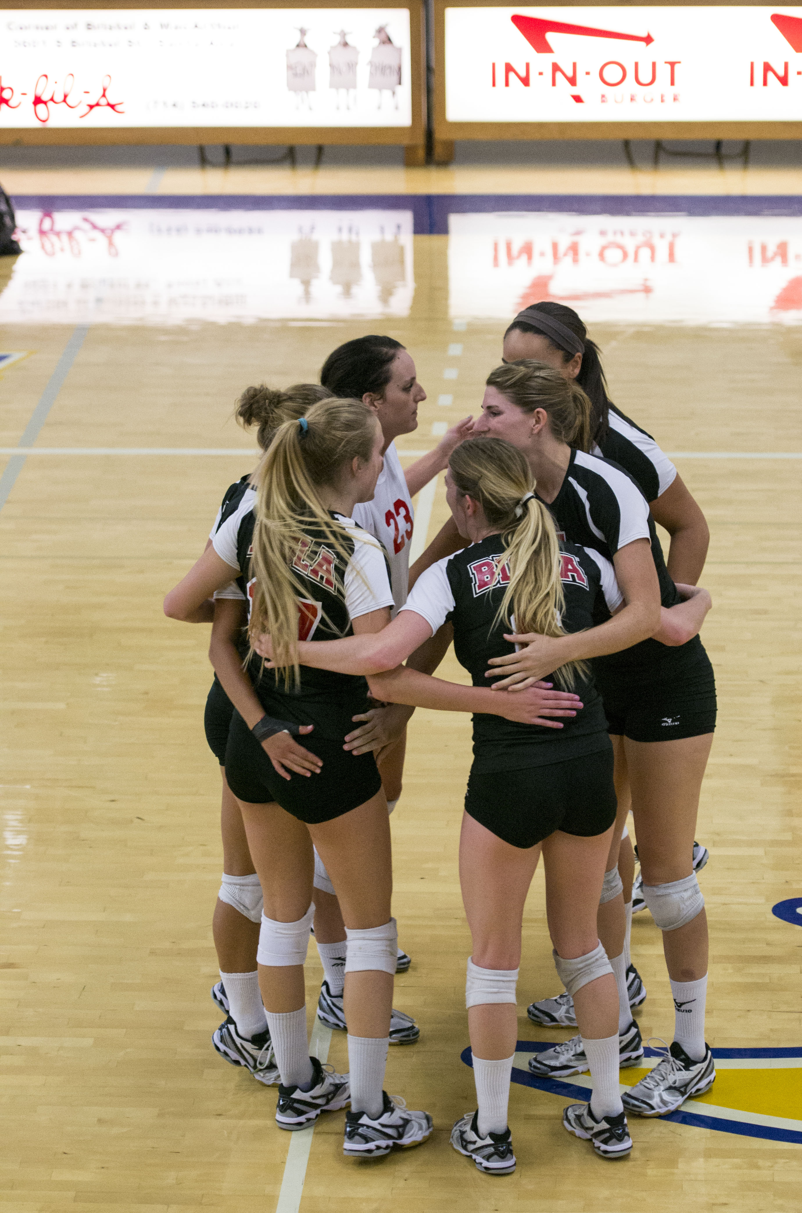 The starting six huddle together before beginning game #2 against UC San Marcos during the Vanguard tournament on September 13. | Rachelle Cihonski/THE CHIMES