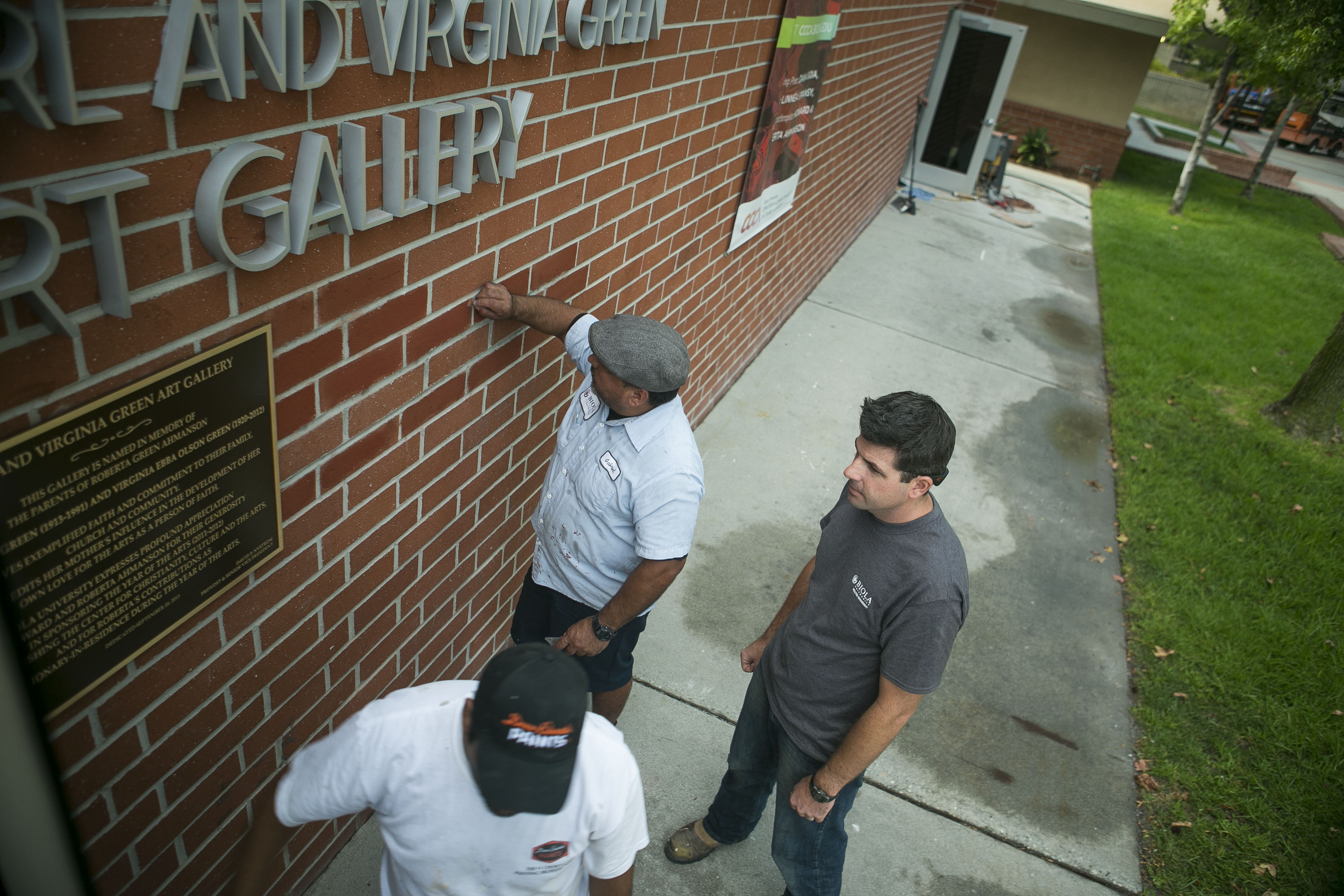 Facility workers add the final touches on the Center for Christianity, Culture and the Arts. What has been known previously as the student art gallery, CCCA will celebrate its opening with festivities, including the dedication and a concert on Metzger lawn. Tomber Su/THE CHIMES