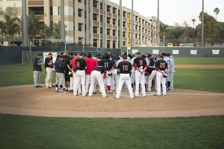 The entire baseball team gathers with Bethesda College after their game on Wednesday afternoon to pray. | Tomber Su/THE CHIMES