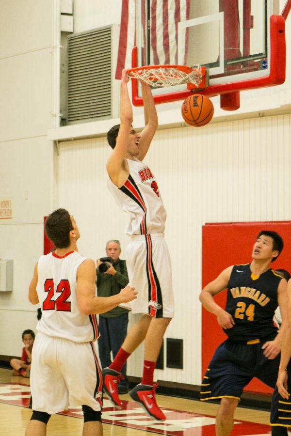 Junior Mike Kurtz slams down one of two dunks of the night during the game vs. Vanguard last Saturday night. | Tomber Su/THE CHIMES