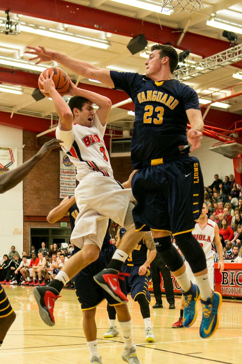 Junior Colin Bossio fights past Vanguard freshman Zach Allmon to the basket during the game on Feb. 8. Mens basketball held on to an early second half lead to hand GSAC foe Vanguard their first conference loss. | Tomber Su/THE CHIMES