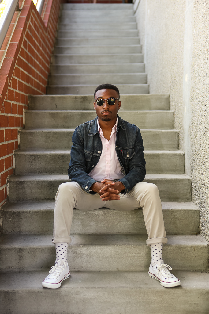 Julius Thompson sports the perfect spring outfit, with a lightweight shirt and fashionable shades. | Tomber Su/THE CHIMES