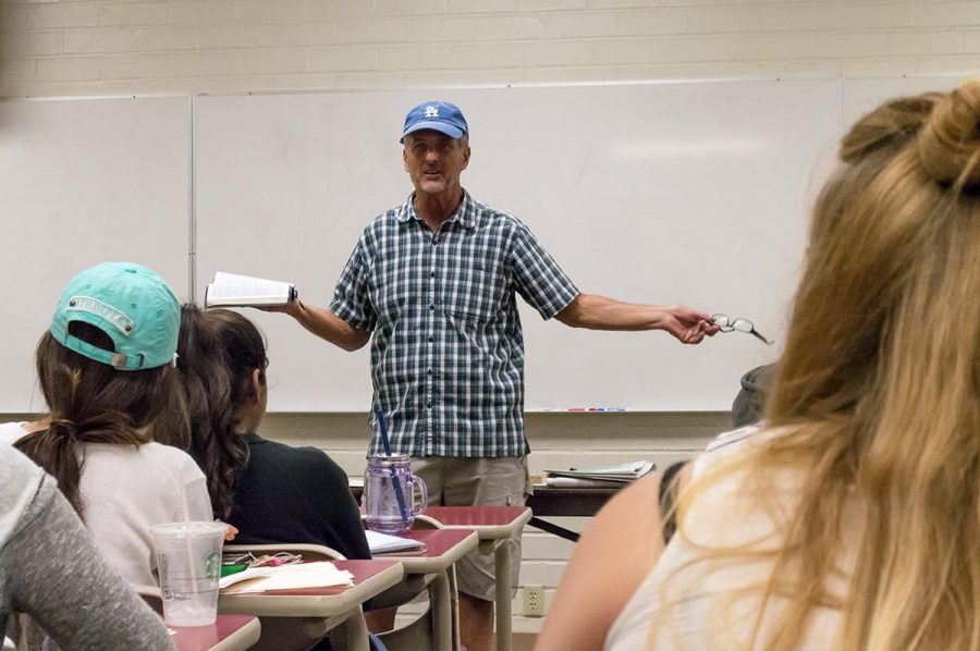 Professor Larry Smith teaches during his Los Angeles Literature class. | Laurie Bullock/THE CHIMES