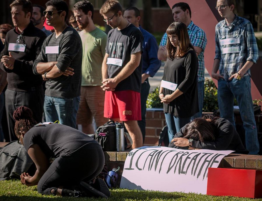 Students+gather+at+the+Bell+Tower+to+pray+and+reflect+on+the+recent+incidents+in+Ferguson.+%7C+Aaron+Fooks%2FTHE+CHIMES