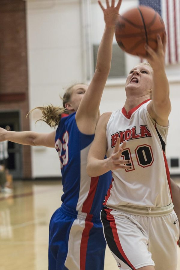 Senior Elizabeth Munger going for the gold during the game on January 29.  |  Molli Kaptein/THE CHIMES