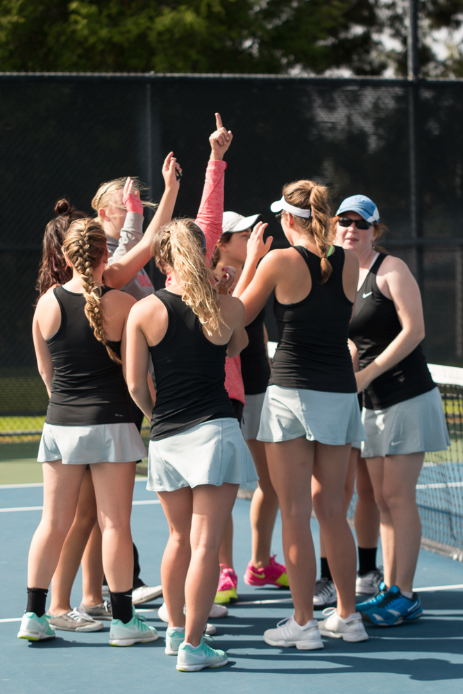 The women's tennis team joyfully gathered together despite their losses this weekend. | Marissa Osswald/THE CHIMES