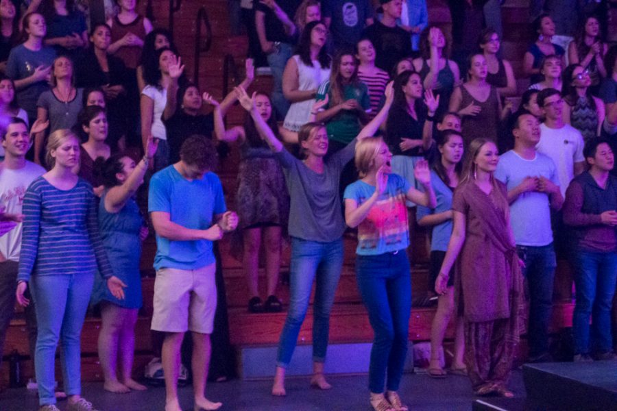 Students gather together in prayer for the nations. | Marika Adamopoulos/THE CHIMES