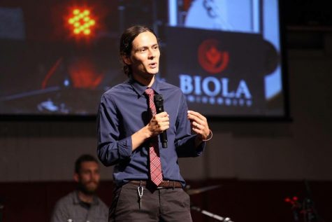 Victor Velazquez discusses the adoption of his first child at the third annual Story Slam. | Matthew Maitz/THE CHIMES