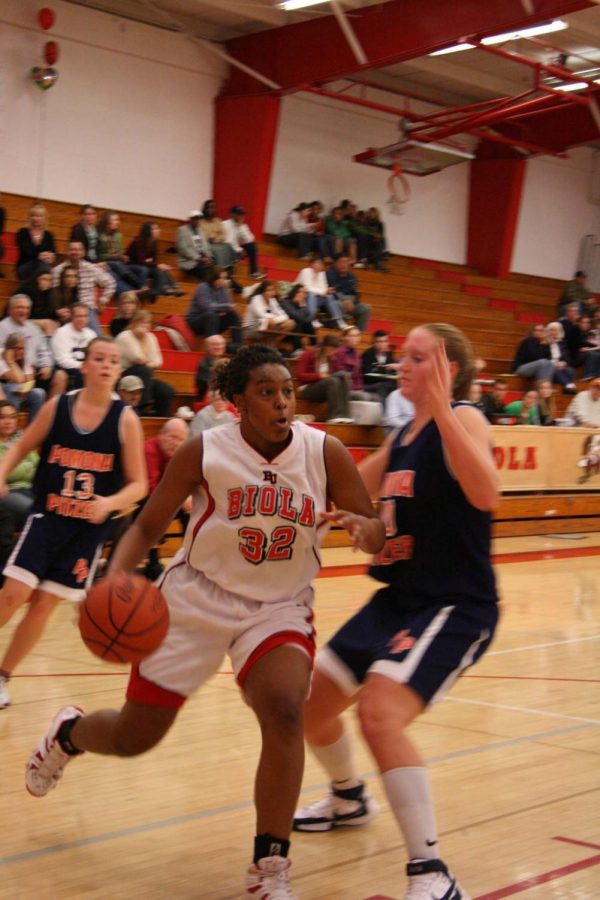 Sophomore center Richae Kater (32) heads toward the basket during Saturday night’s game against Pomona-Pitzer College. The women dominated Pomona 88-45.