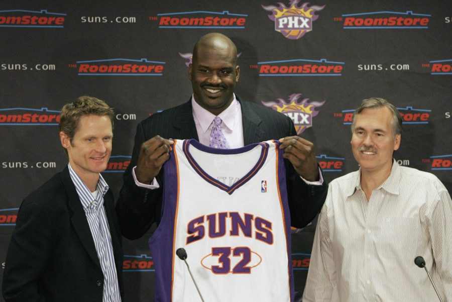 New+Phoenix+Suns+Shaquille+ONeal%2C+center%2C+holds+up+his+new+basketball+jersey+as+he+is+flanked+by+Suns+general+manager+Steve+Kerr%2C+left%2C+and+Suns+head+coach+Mike+DAntoni+at+a+news+conference+on+Thursday%2C+Feb.+7%2C+2008%2C+in+Phoenix.