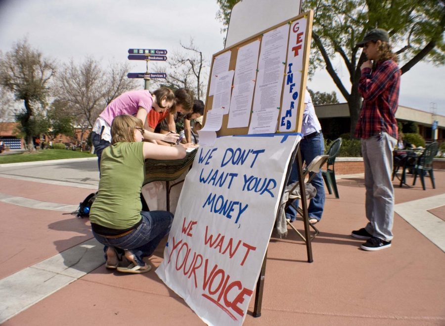 On Thursday, a table set up by the Social Injustice Ministry drew many students to participate in what they called writing the wrong, letters written to certain senators.