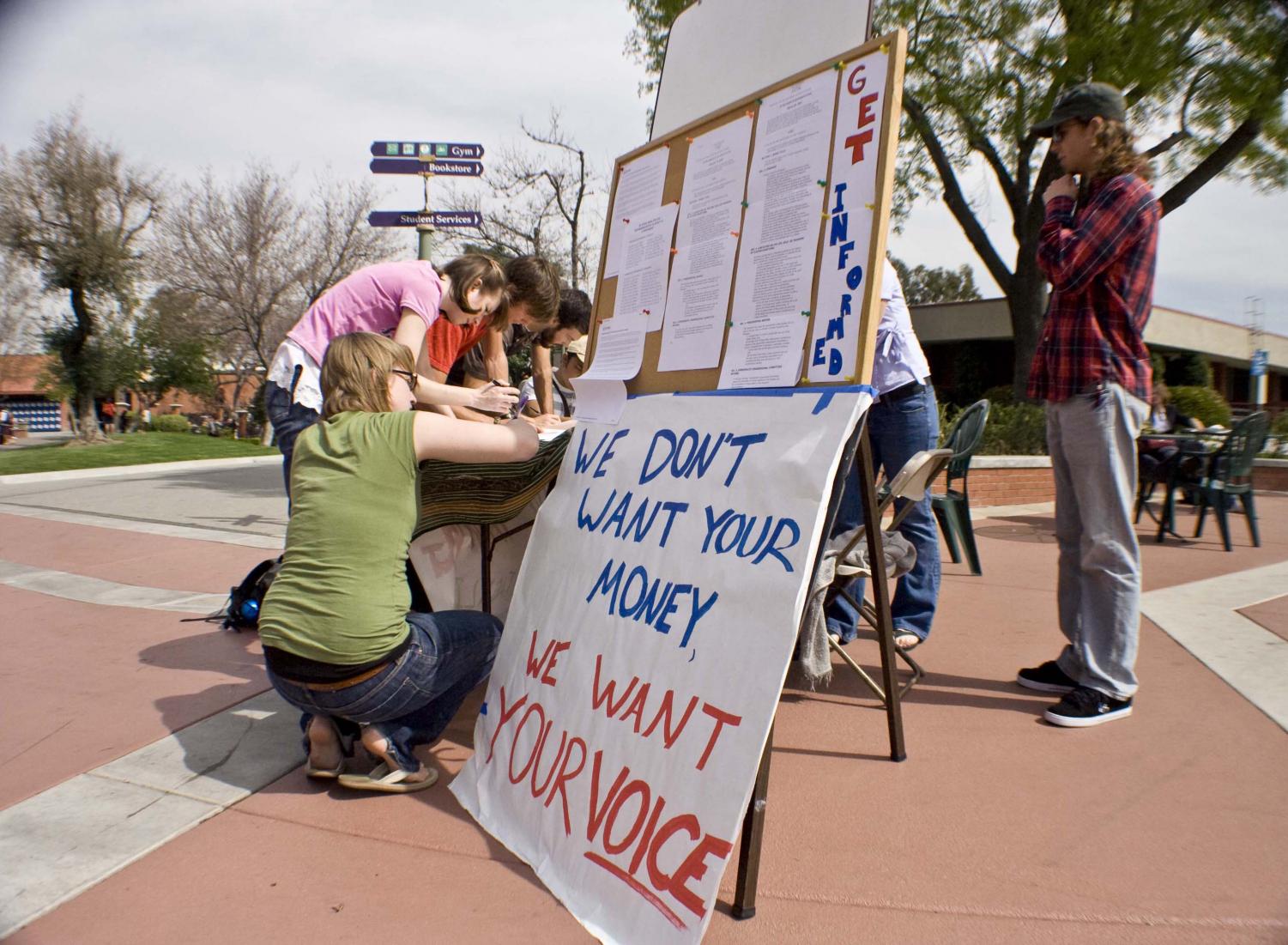 On Thursday, a table set up by the Social Injustice Ministry drew many students to participate in what they called 'writing the wrong', letters written to certain senators.