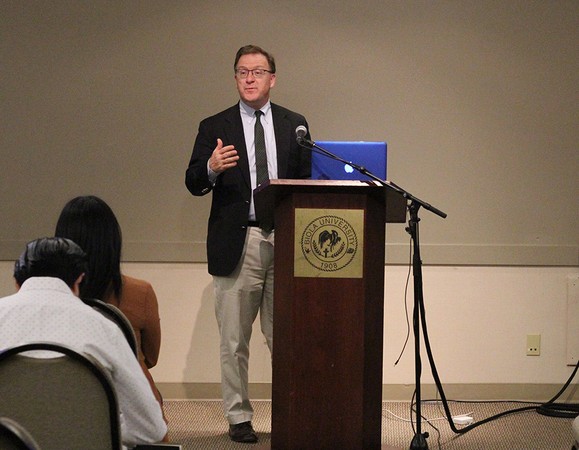 American Enterprise Institute member Robert Doar talks to students about poverty alleviation.