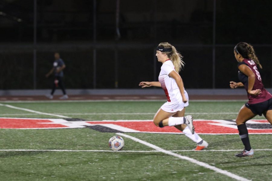 Junior forward Sarah Jeffries handles the ball during the Eagles game against Cal State Dominguez Hills on Aug. 30, 2018. Courtesy George Rodriguez/Biola Athletics
