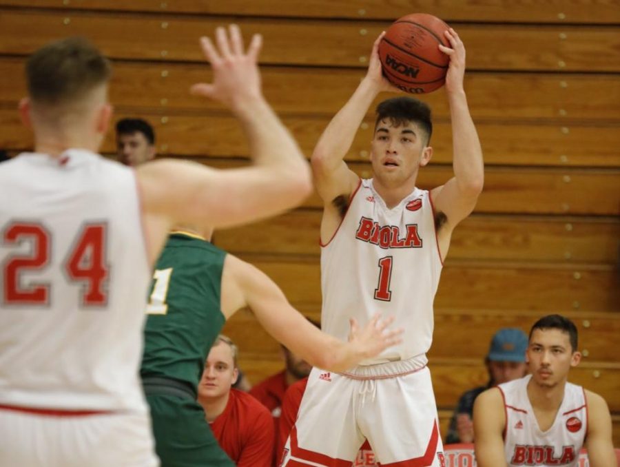 Men’s basketball defeated by PLNU