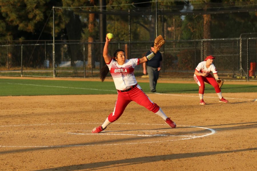 Softball+dominates+Silverswords+in+doubleheader