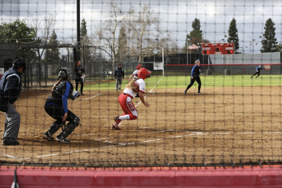 Softball+splits+doubleheader+at+Holy+Names