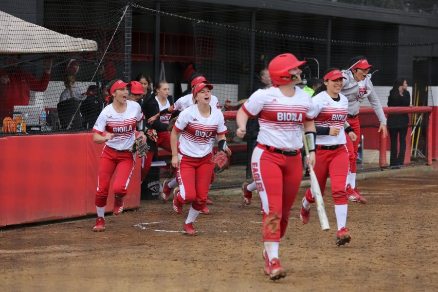 Softball sweeps Notre Dame de Namur