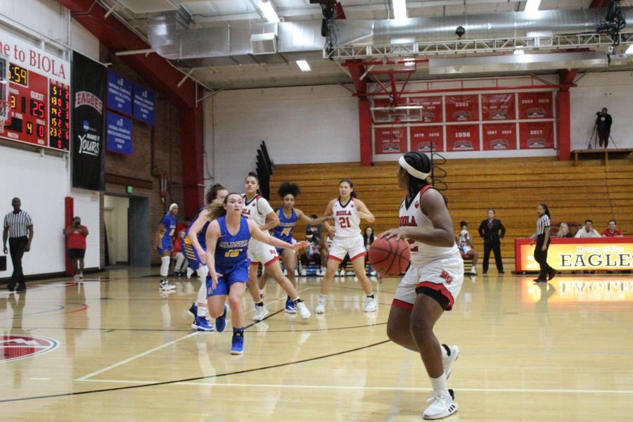 Senior+guard+Jelissa+Puckett+looks+for+a+teammate+to+pass+to+during+their+game+against+Alaska+Fairbanks+on+November+14th%2C+2019.+