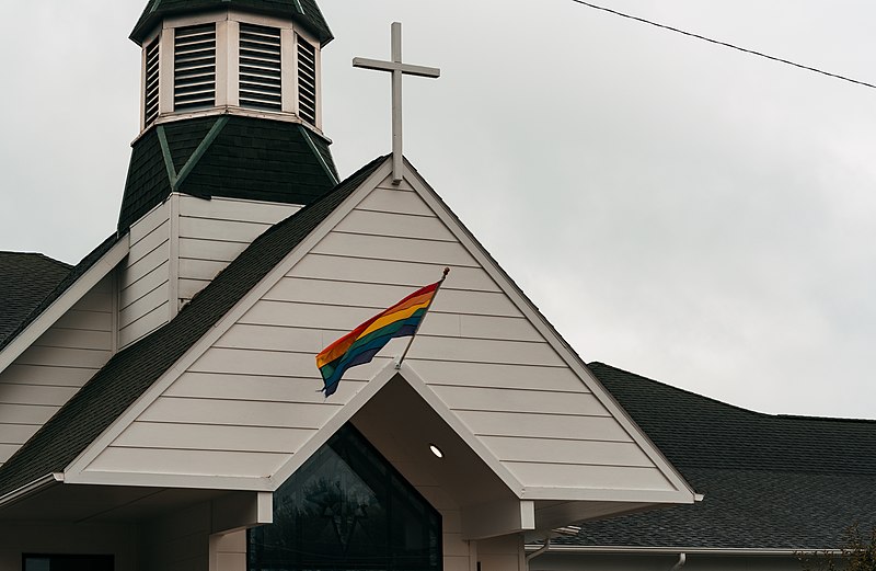 800px-Church_Rainbow_Flag_-_Union_Congregational_Church,_Hackensack,_Minnesota_(43567117451)