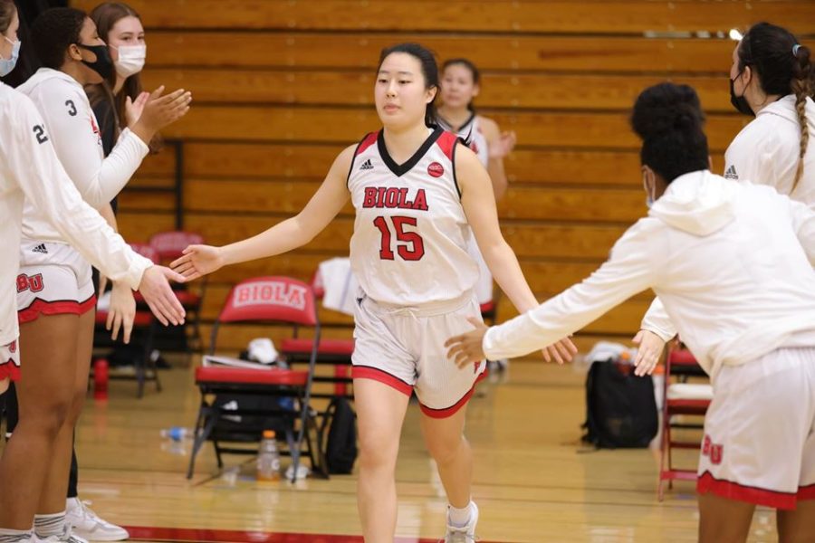 Women’s basketball steals a win against Fresno Pacific