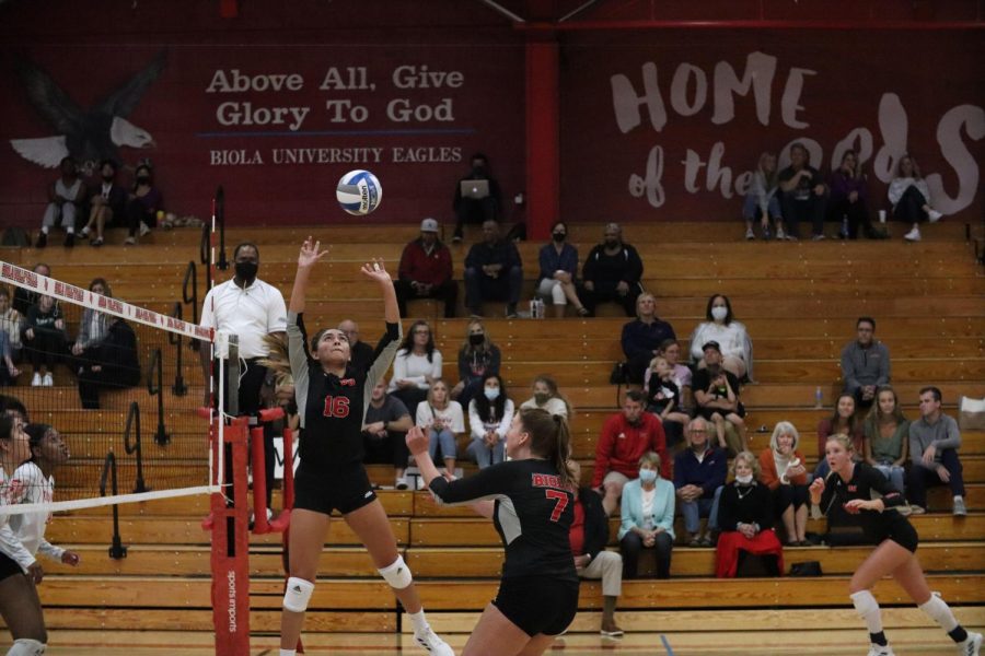 Volleyball sweeps Holy Names in three-set win