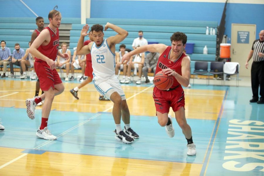 Men’s basketball seals last second victory against Chaminade