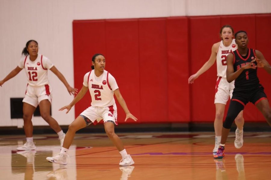 Womens basketball dominate against Chaminade