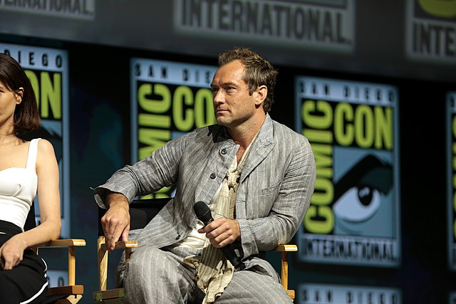 Jude Law portrays Albus Dumbledore in Fantastic Beasts 3.