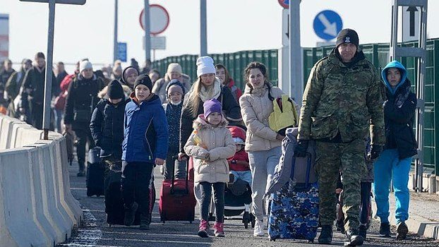 Ukrainian_refugees_from_2022,_crossing_into_Poland