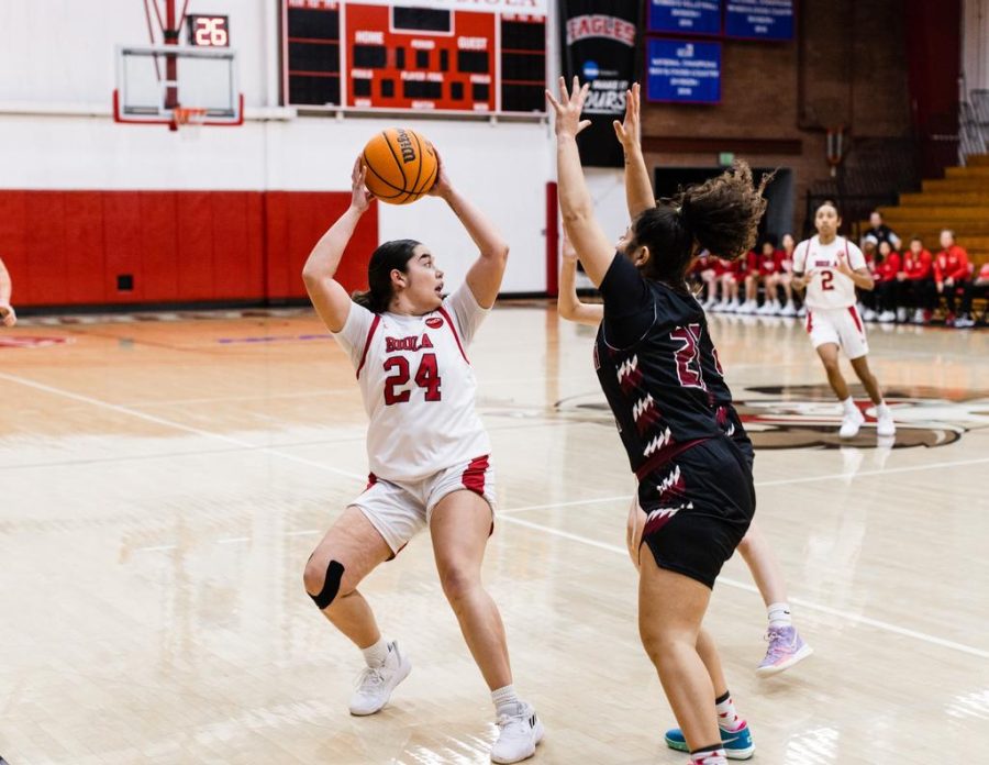 Redshirt+sophomore+guard+Eleni+Cabrera+looks+to+pass+to+a+teammate.+