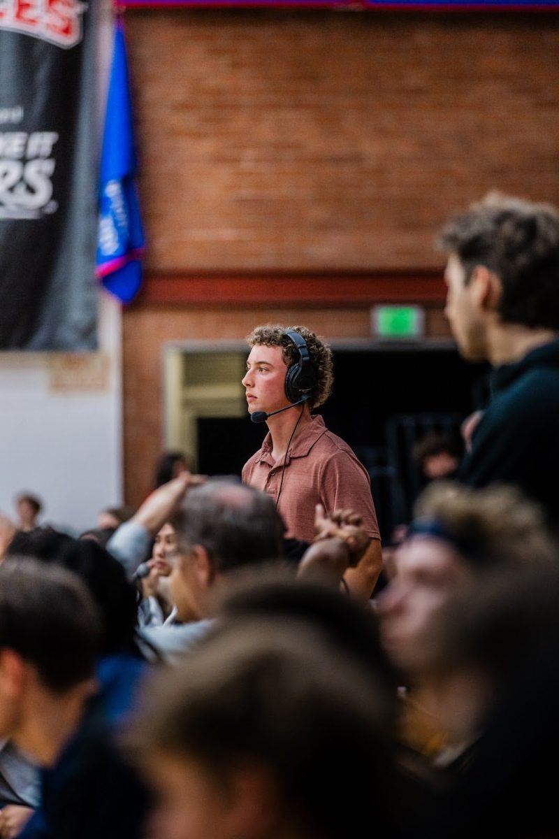 Aaron Rollins doing play-by-play for a Biola Basketball game.